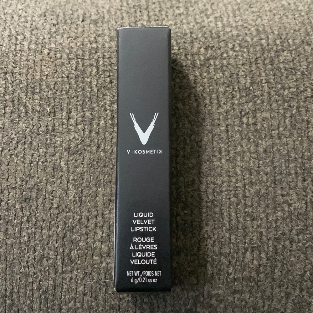 V•KOSMETIK LIQUID VELVET LIPSTICK in shade bubbly.